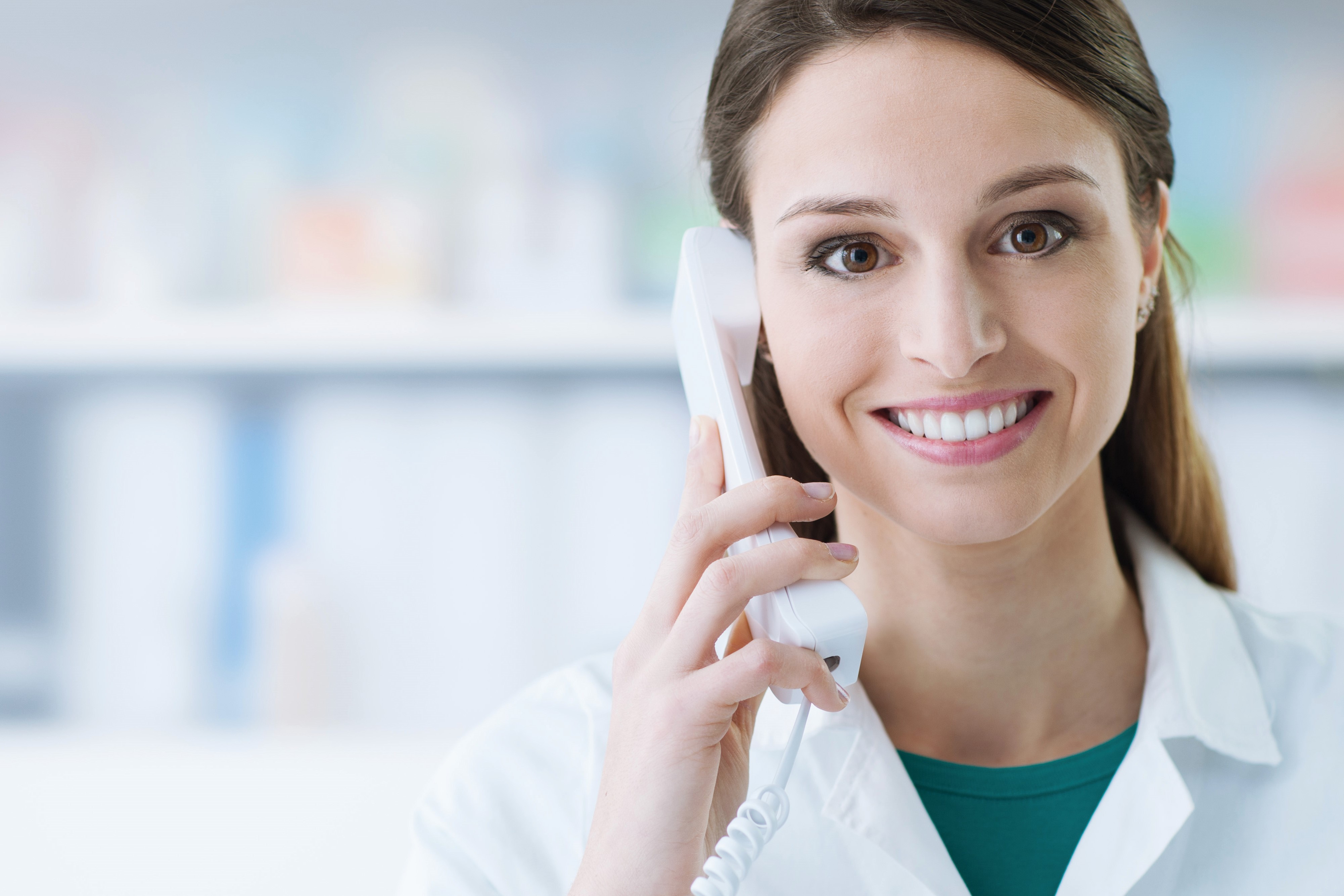 Pflegerin mit Telefon