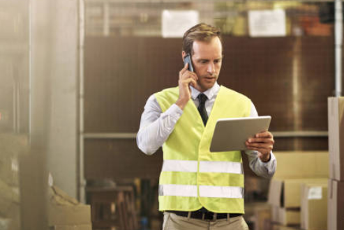 mann mit warnweste und telefon