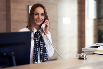 Rezeptionistin mit Telefon