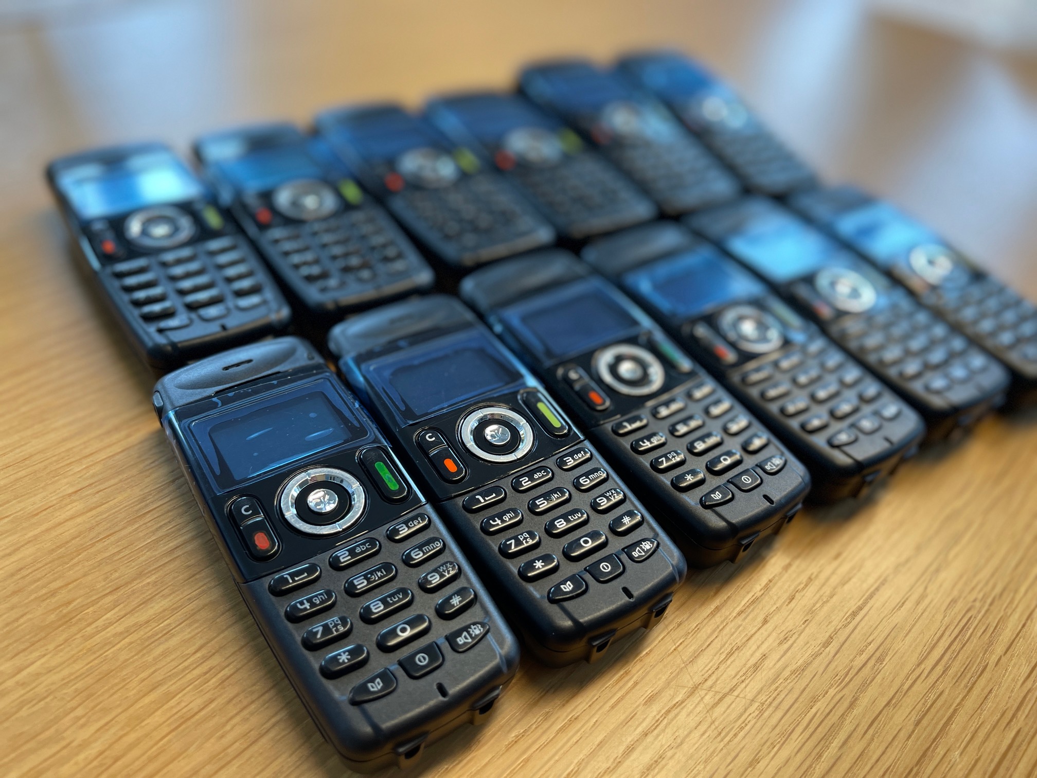 Viele Telefone auf Tisch